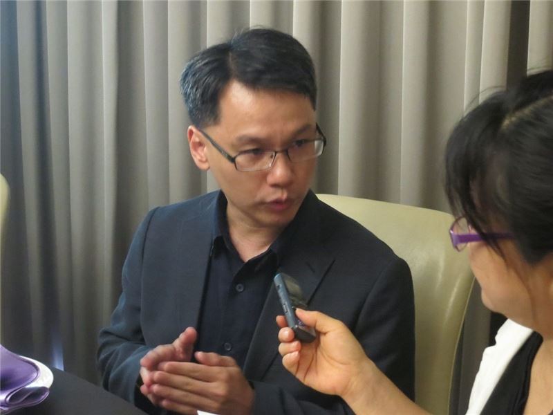 圖2_人權館籌備處王逸群主任於記者會現場接受台東媒體採訪