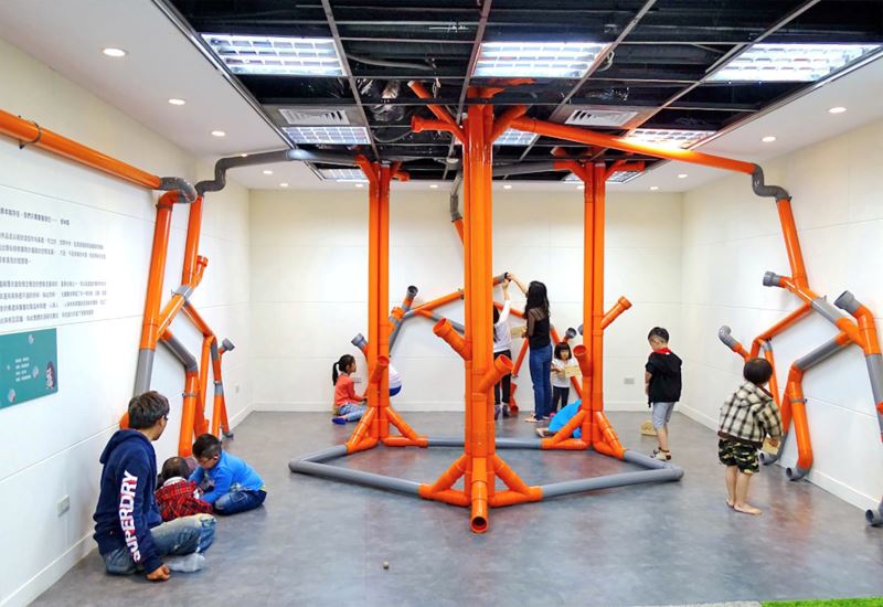 當代藝術家蔡坤霖所設計的「兒權傳聲筒」是一場親子默契大考驗