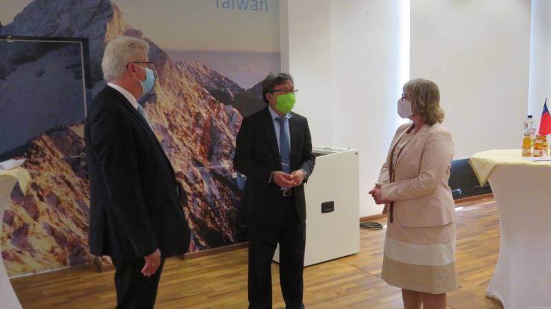 頒獎典禮結束後,出席貴賓利用防疫期間難得晤面之機,進行交流。