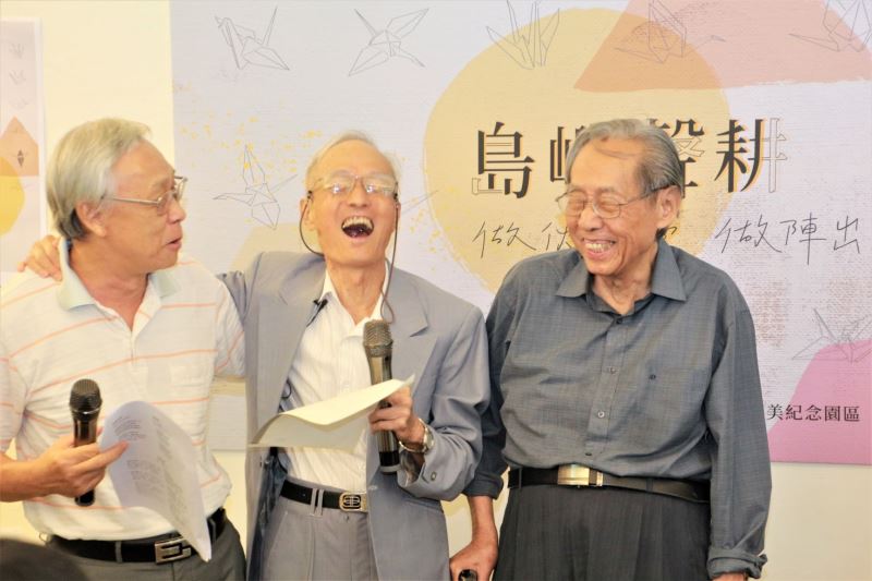 周賢農前輩與蔡焜霖、陳欽生等老同學共同合唱《One_day_when_we_were_young》,懷想年少繫獄的青春歲月