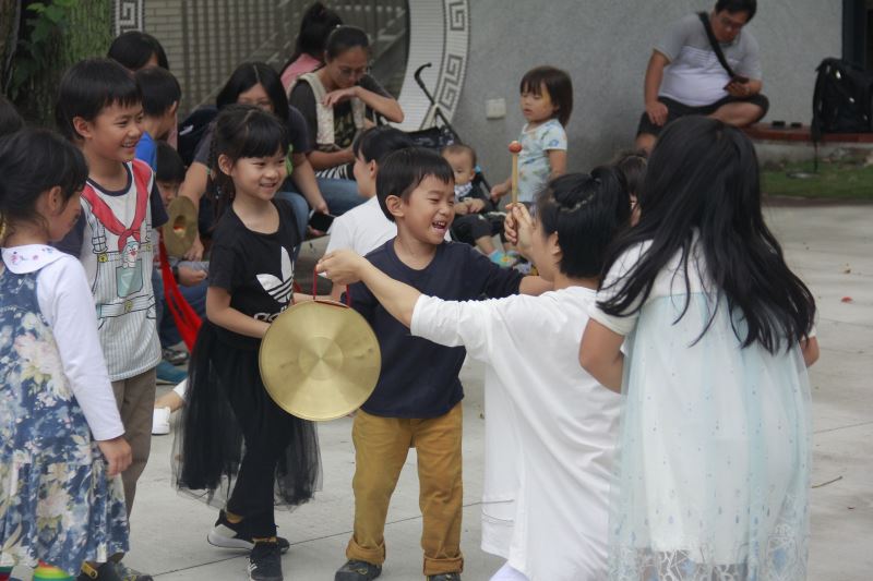 壞鞋子舞蹈劇團邀請小朋友們一起加入表演