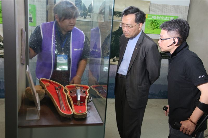 文化部政務次長蔡炳坤全程出席綠島人權藝術季,圖為籌備處主任王逸群陪同參觀典藏文物「希望小提琴」