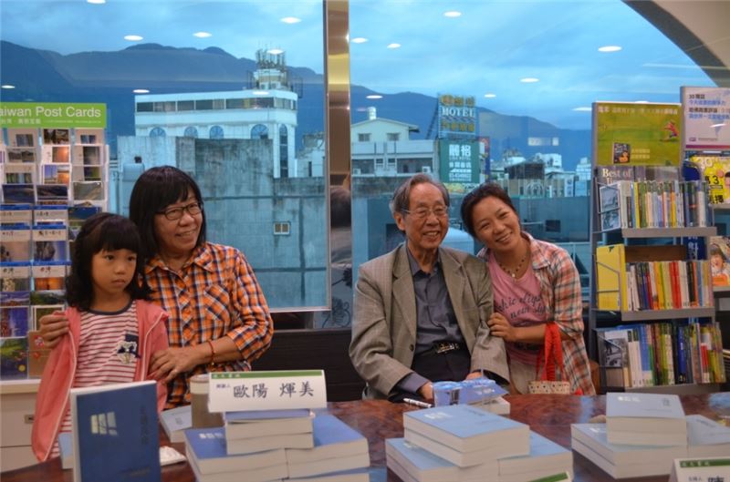 現場購書的讀者與蔡焜霖前輩及歐陽煇美女士合影