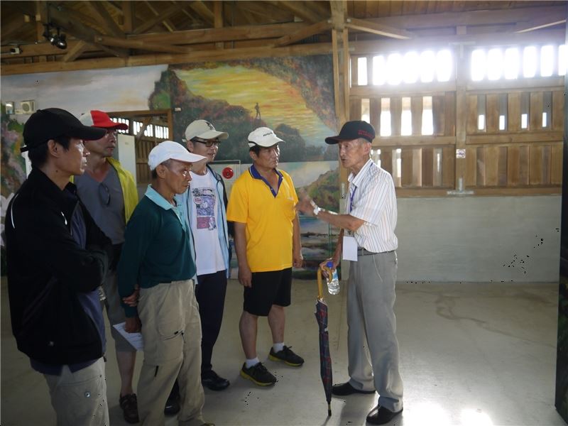 受難者李榮宗與現場參訪遊客分享受難故事