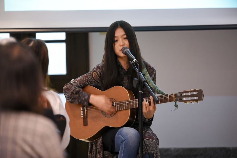 創作歌手王榆鈞以「人權」為核心進行演唱