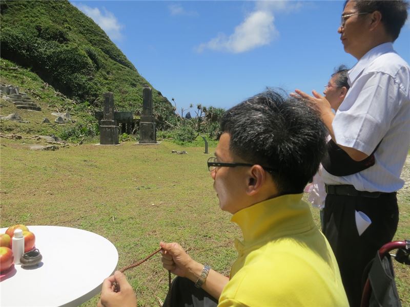 圖1_人權館籌備處主任王逸群率主管們於綠島人權藝術季舉辦前,備清香素果赴十三中隊公墓向新生訓導處先靈們致意