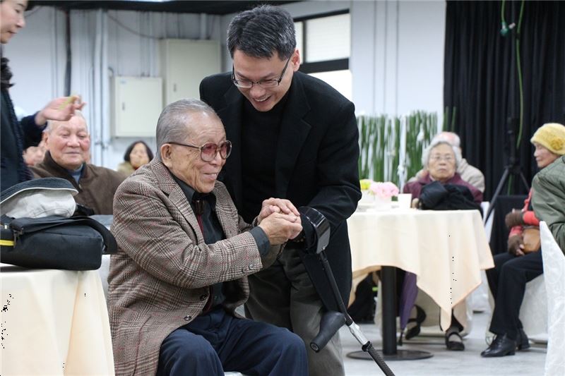 籌備處王逸群主任向政治受難者蘇友鵬致意