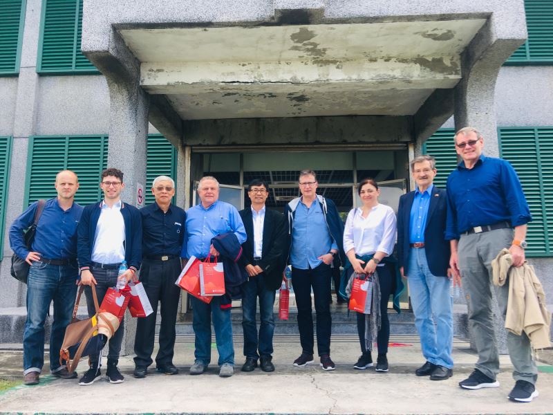 參訪貴賓德國國會友台小組主席魏爾胥(Klaus-Peter_Willsch)(左4)、副主席索姆斯(Dr.Hermann_Otto_Solms)(右2)等人與政治受難者陳欽生前輩(左3)、人權館陳俊宏館長(左5)於綠洲山莊前合照