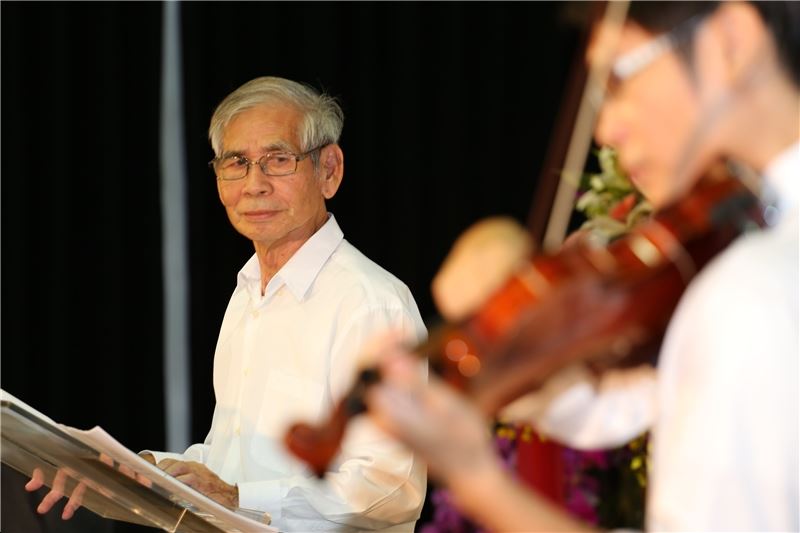 陳新吉先生在二子陳恩欣的伴奏下,以故事與歌,說出自己的白色恐怖經歷