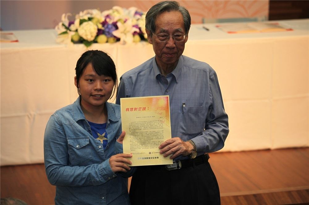 政治受難者蔡焜霖前輩(右)接受師大歷史學系鄭欣宜同學(左)贈予之心得感言