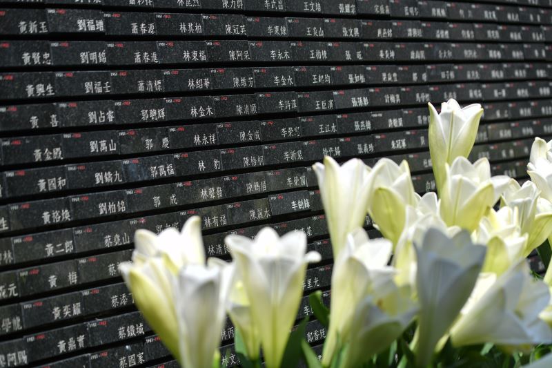 人權紀念碑與百合