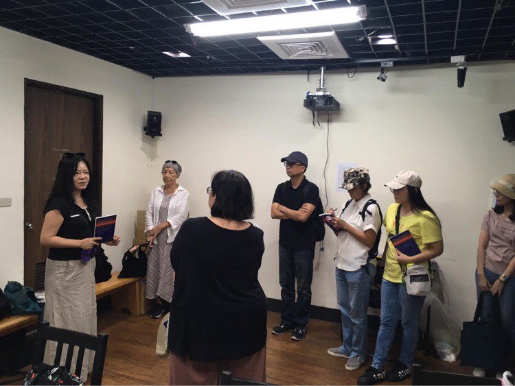 策展人導覽,左起策展人羅秀芝、藝術家吳瑪俐、臺大政治系教授黃長玲、人權館館長陳俊宏、藝術家潘一如及其家人