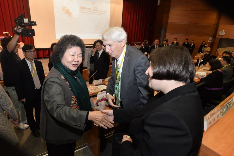 總統府秘書長陳菊與國際特赦組織Klaus_Walter夫婦致意