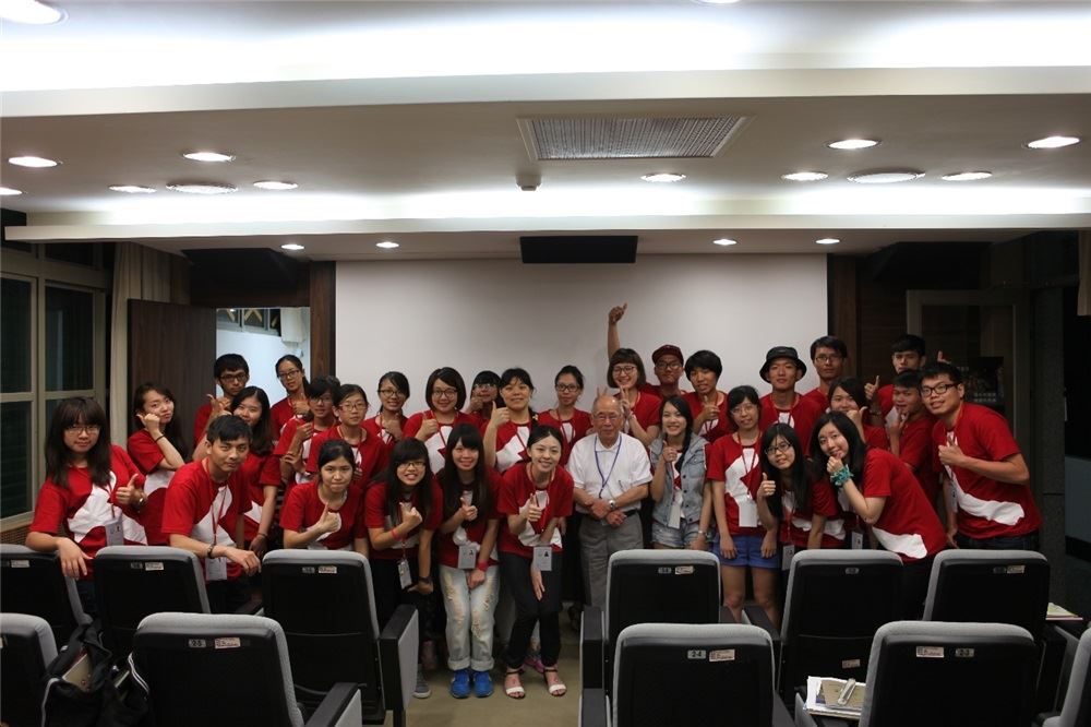 圖說2:517登島日,第一批登島受難者王文清先生與學員在座談結束後合影。