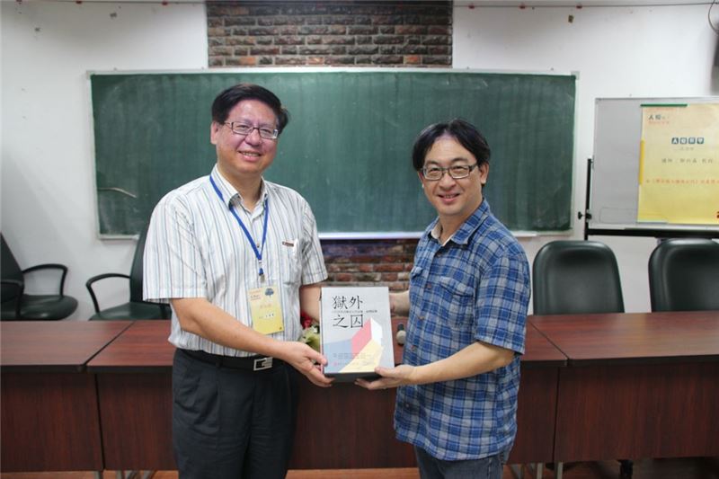 人權館致贈出版品、紀錄片供高雄中學館圖書館館藏使用,共同扎根校園人權教育(左為人權館綜合規劃組黃龍興組長,右為高雄中學圖書館吳榮芳主任)。