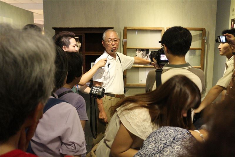 何川的獨子何穎紅於展場分享母親在父親受難後的那段奮力求生的艱苦歷程