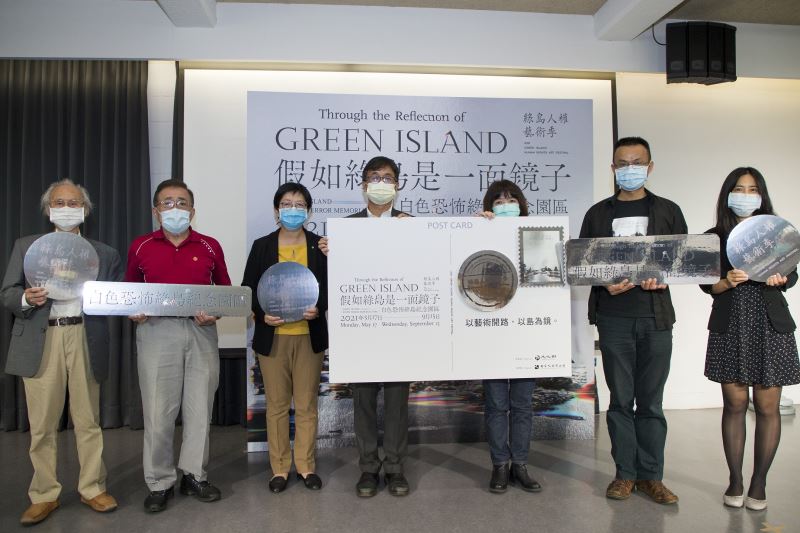 (左起)台灣戒嚴時期政治受難者關懷協會榮譽理事長蔡寬裕、理事長陳中統、文化部人文及出版司副司長朱砡瑩、國家人權博物館長陳俊宏、文化部次長李靜慧、策展人高俊宏及國立臺北藝術大學藝術資源暨推廣教育中心主任王寶萱合影。