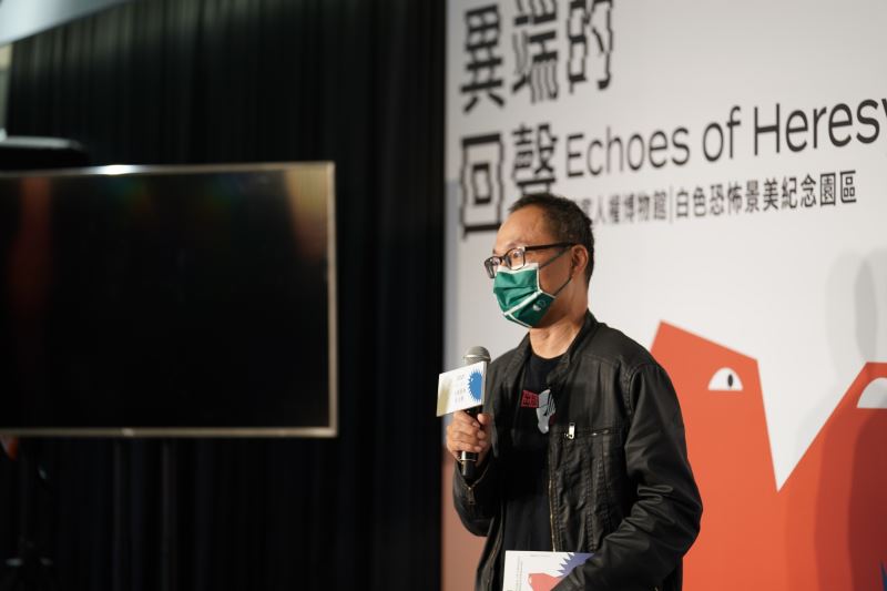 策展人鴻鴻介紹人權藝術生活節主題與精神