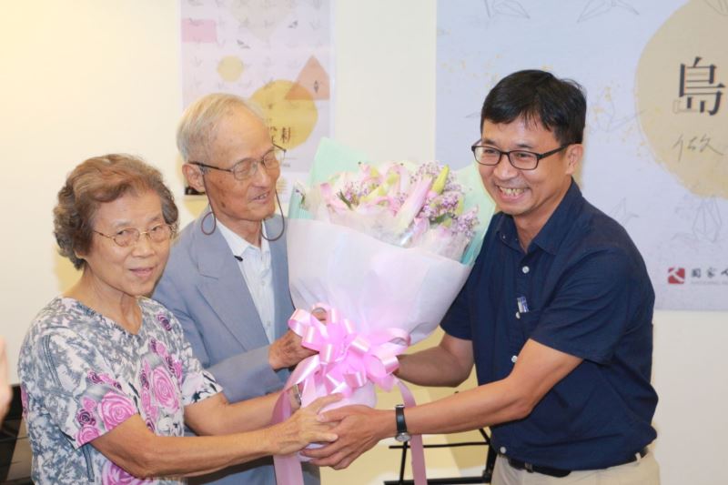 陳俊宏館長於工作坊尾聲親自送花向前輩周賢農夫婦致意