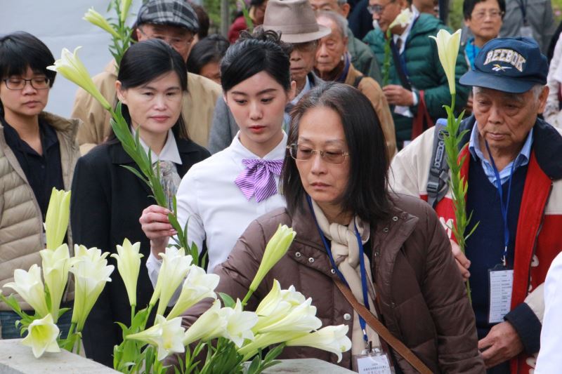 圖_高金郎前輩(右一)出獄後擔任記者,於街頭採訪見證並報導臺灣解嚴前後民主運動歷程