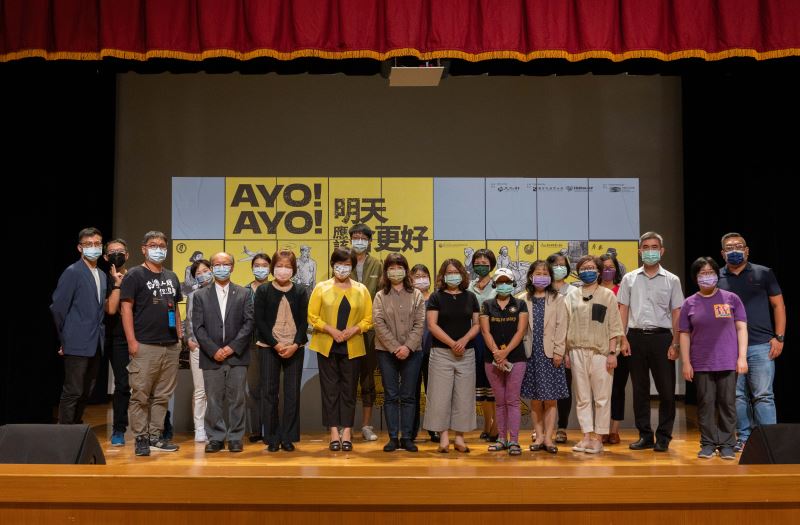 文化部次長李靜慧(左6)、人權委員會委員紀惠容(左5)、人權館代理館長張嬋娟(左7)與所有參與策展團隊成員合影