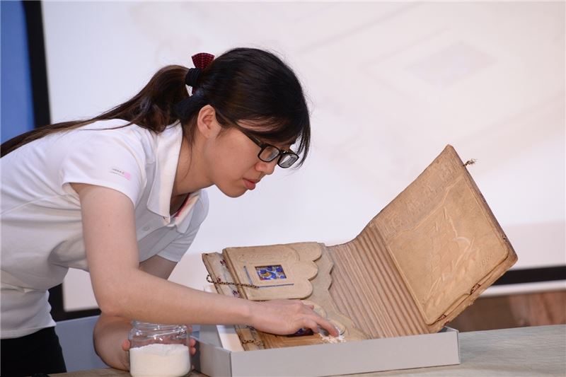 文物藏情記者會示範文物乾式清潔