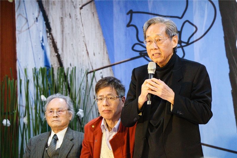 「五○年代白色恐怖案件平反促進會」代表蔡焜霖先生(圖右)感謝國家人權博物館籌備處王主任逸群推動口述歷史訪談工作,保存被世人遺忘的受難者貴史料。