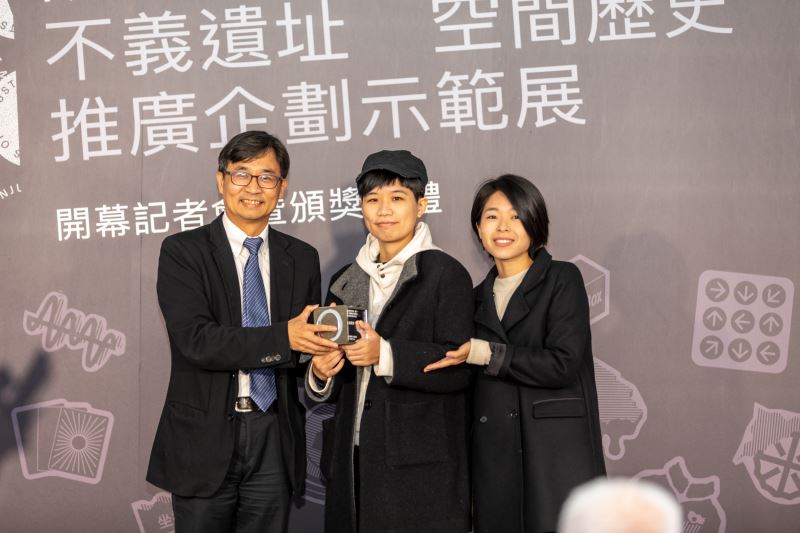 人權館館長陳俊宏頒發「首爾奬」,右起為得獎創作者劉思慧、施懿容