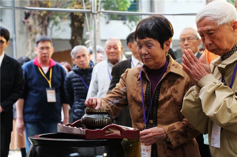 政治受難者張常美撚香向已逝者致意