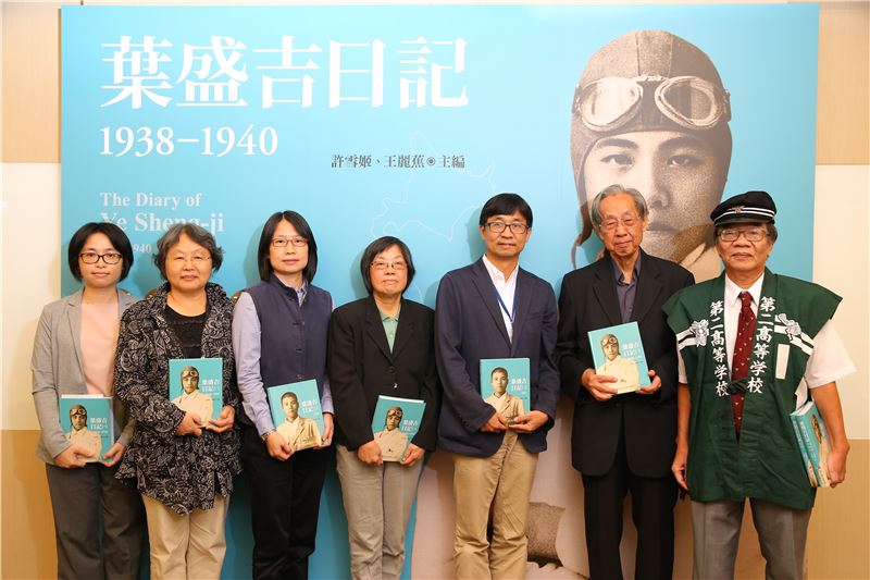 1、人權館主任陳俊宏(右三)與葉光毅老師(右一)、政治受難者蔡焜霖先生(右二)及本書主編許雪姬老師(右四)與工作團隊大合照