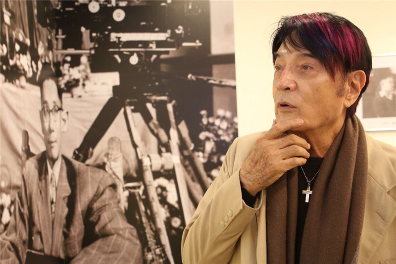 《黃帝子孫》男主角林沖全程出席特展開幕,在每張劇照前仔細回味當年電影人生