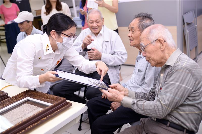 政治受難者高文章與王文清仔細觀察掉落的貝殼位置