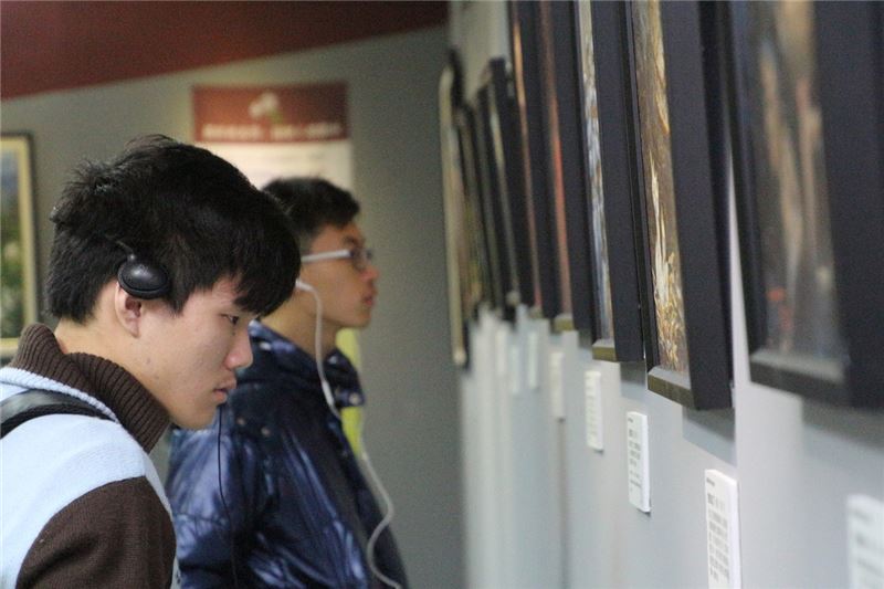 台大法律生活營青年學子仔細欣賞歐陽文前輩油畫創作