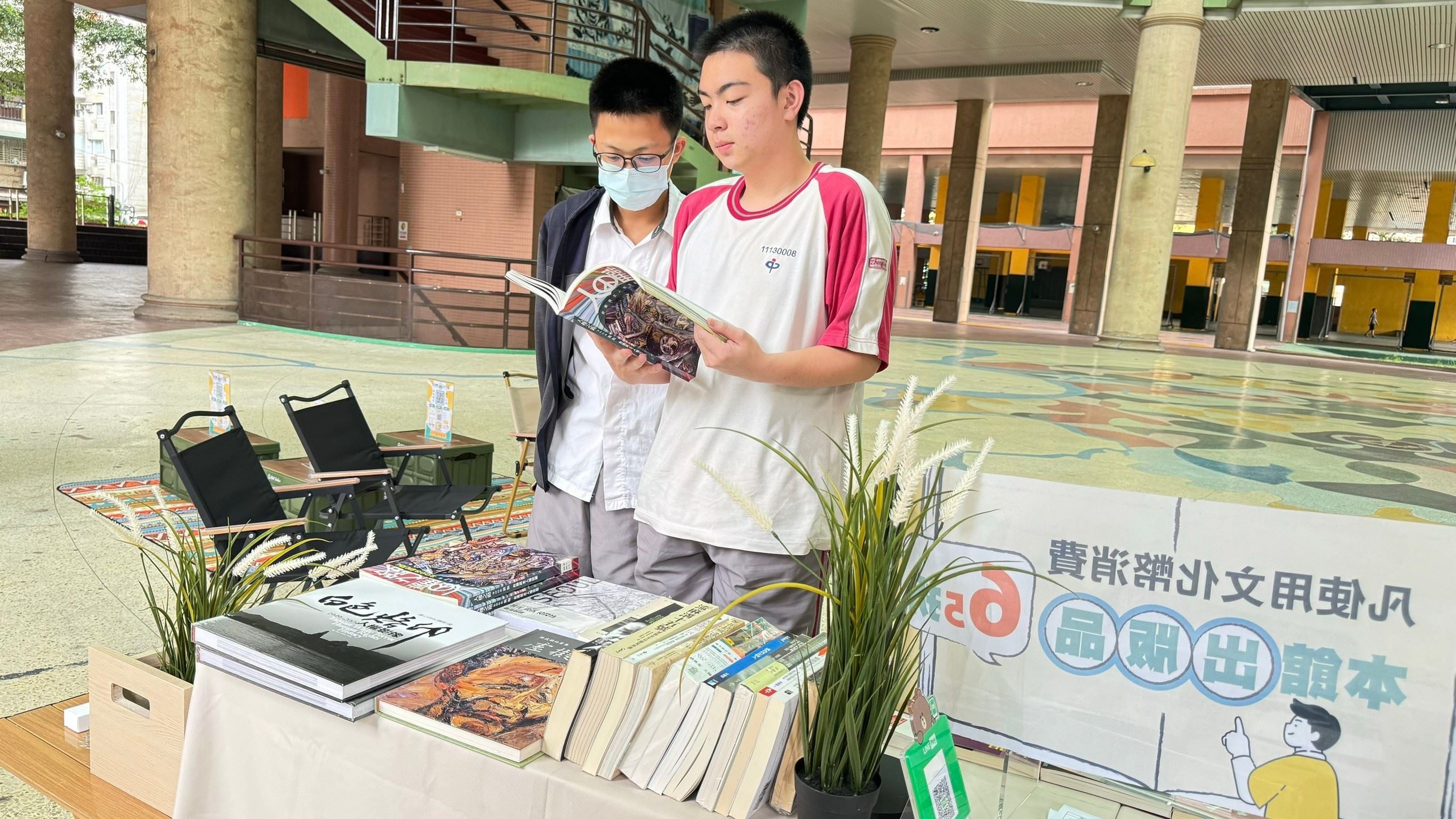 2024人權故事車校園巡迴深受中崙高中師生歡迎。