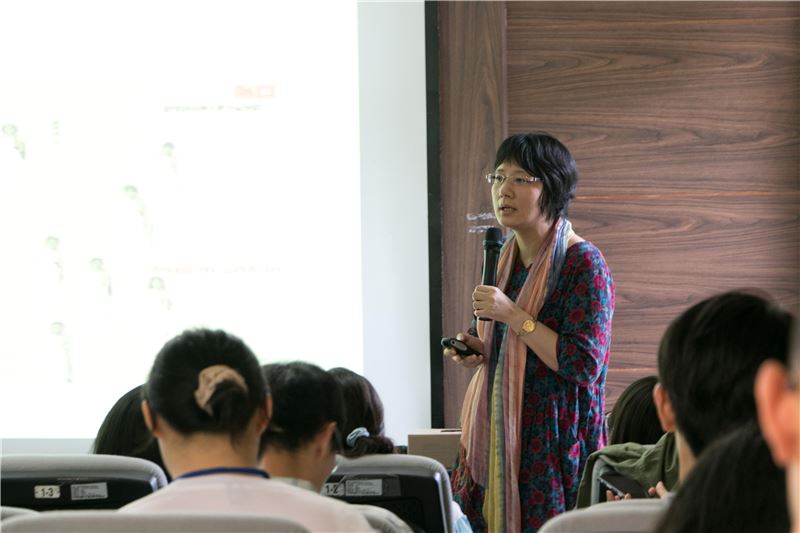 圖說五:陳佳利教授拋出問題,與學員共同探討創傷記憶如何藉由博物館聚集而重生。