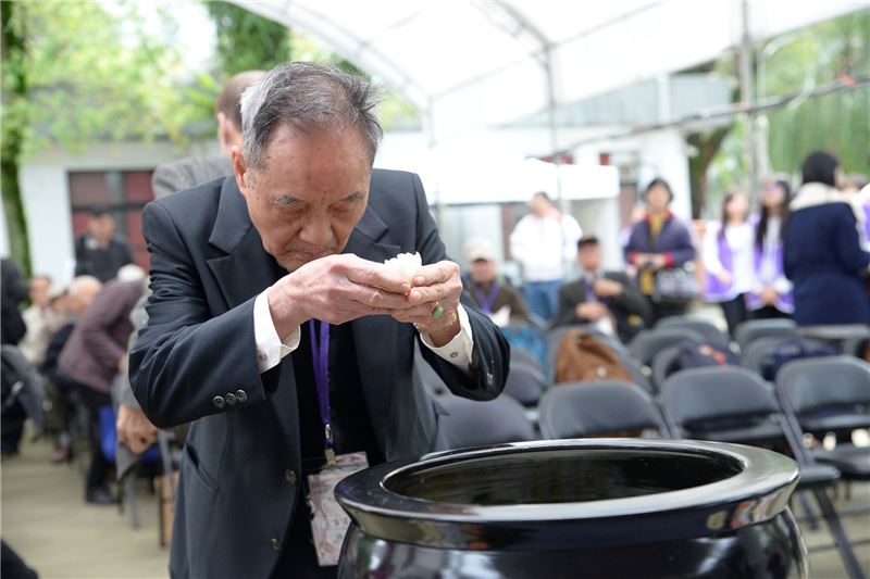 出席紀念會的政治受難者高文章前輩獻花致意