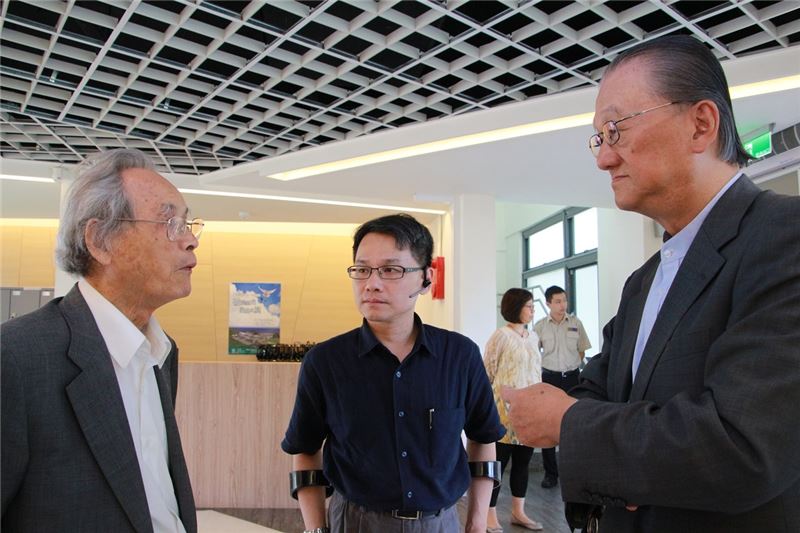 簡明仁董事長(右)仔細聆聽白恐受難者近年來與人權館的記憶保存成果