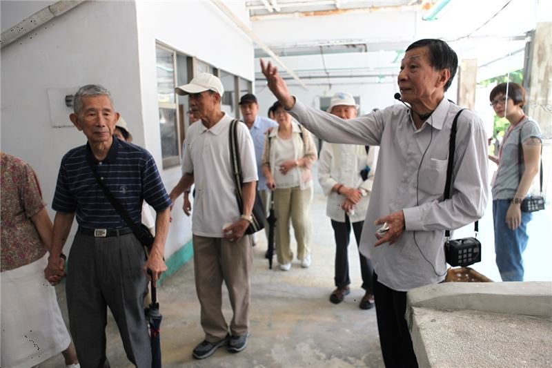 政治受難者劉秀明先生為來賓導覽洗衣工場歷史場景復原展示