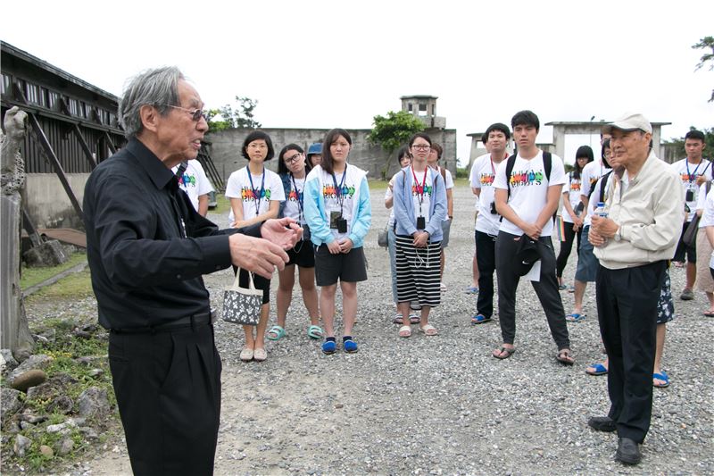 圖說二:張則周前輩與蔡焜霖前輩在第三大隊分享新生的克難生活。