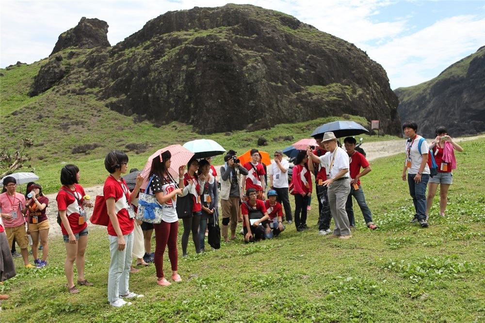 圖說5:受難者前輩郭振純先生、王文清先生向學員講述十三中隊的由來。