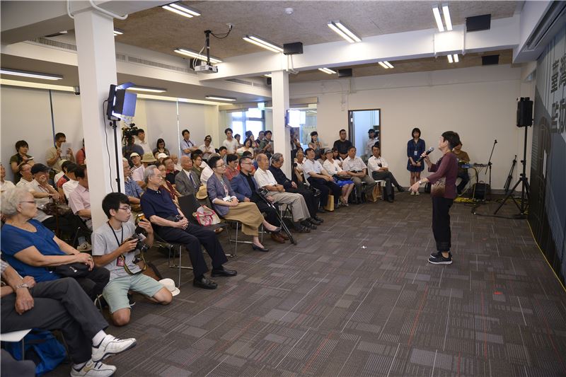 約40位政治受難者及家屬出席記者會活動(前方為政治受難者張常美女士代表致詞)