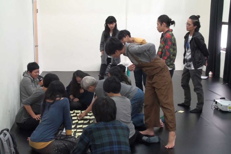 從紙上策展的角度,將思緒梳理成文字和圖畫,動手製作出一本獨一無二的小誌