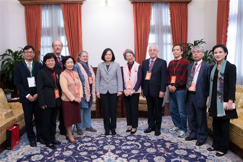 總統與國際救援貴賓合影,中為總統,左起陳俊宏主任、陳美津、韋傑理、謝秀美、艾琳達、右起鄭麗君部長、桐越大道、渡田正弘、許世楷、盧千惠