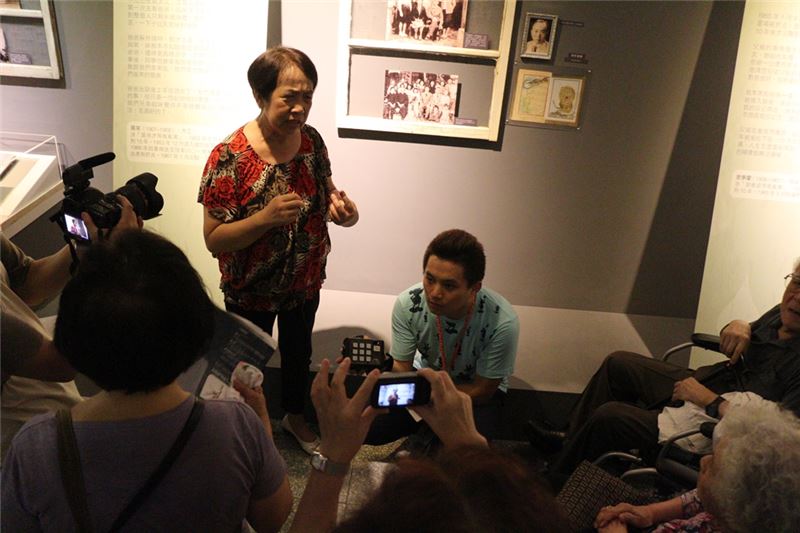 受難者蔡來的女兒於展場分享她的苦難歲月