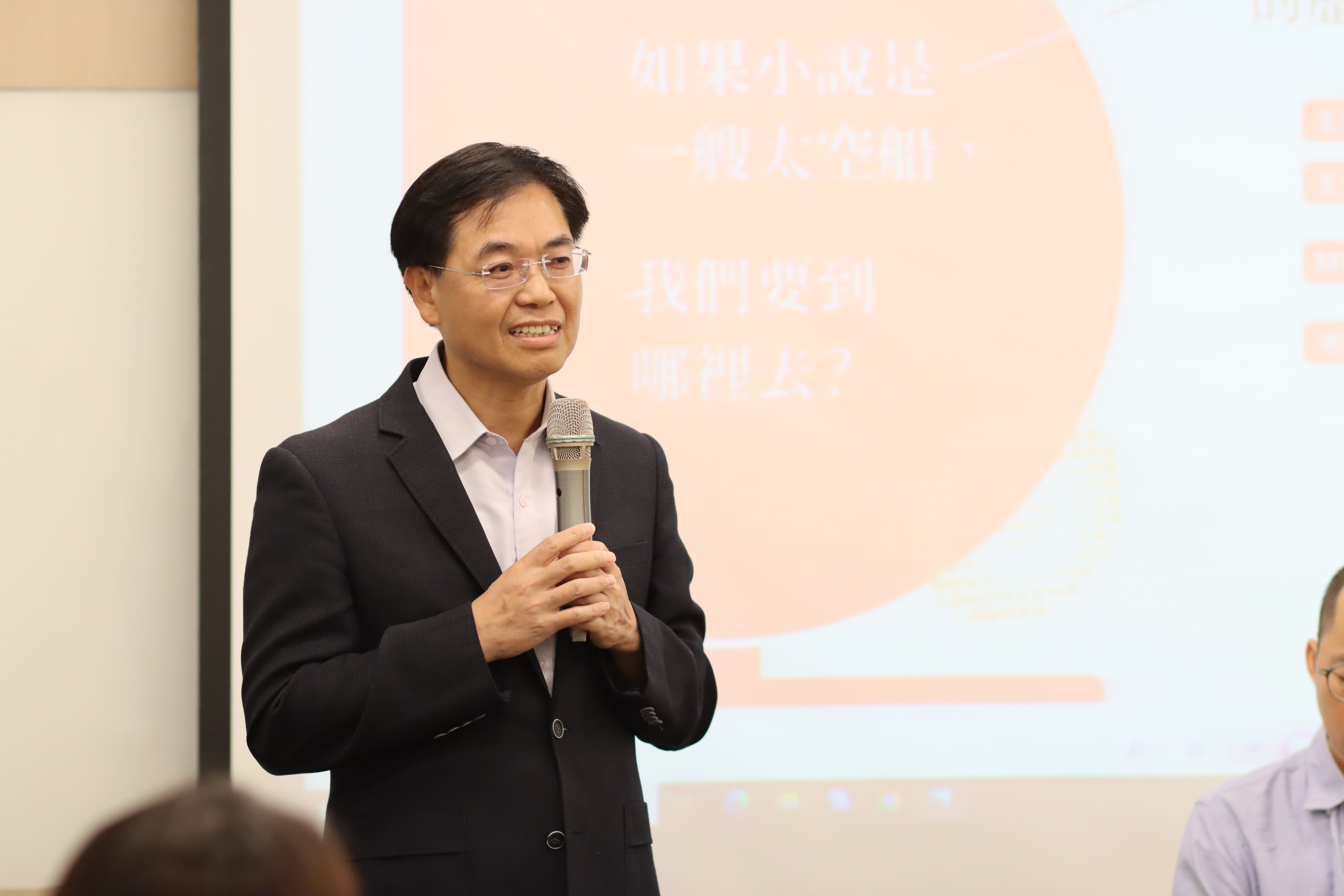 洪世芳於《反重力》發表會致詞,盼讀者細品文字,透過作家筆觸深入理解歷史脈絡。