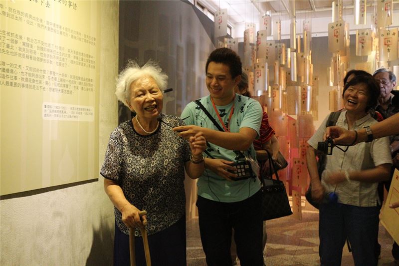 受難者葉佳裕的妻子黃秀英有感而發的說著活著的人最重要的就是要活下去