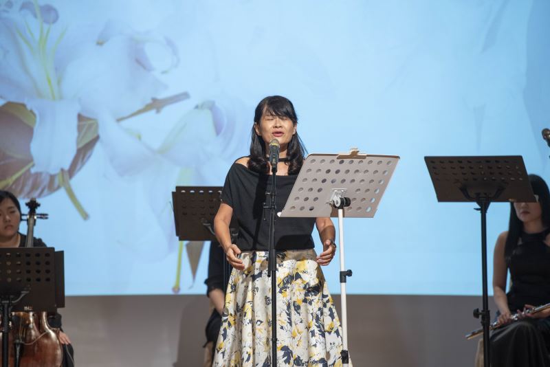 受難者前輩羅浪之女羅思容女士吟唱