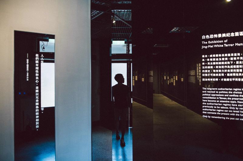 展場02 在鏡面切割的狹縫中,看見自己走入威權壓迫的歷史記憶