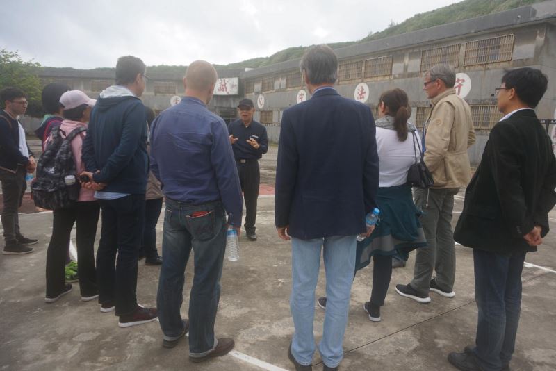 陳欽生前輩帶領德國國會友台小組一行人參觀白色恐怖綠島紀念園區-綠洲山莊