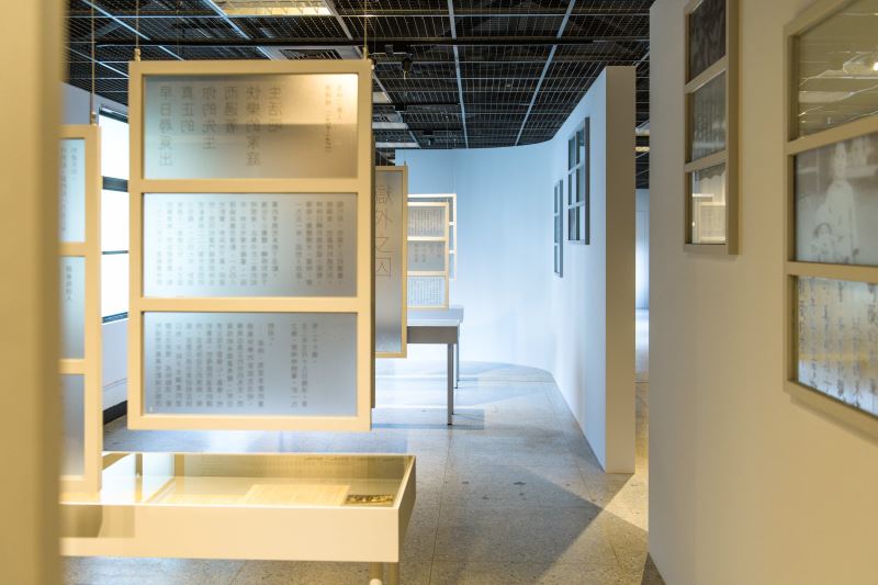 展場07 延伸、對稱懸掛的窗戶,象徵獄內的受難者與獄外的家人對彼此的思念